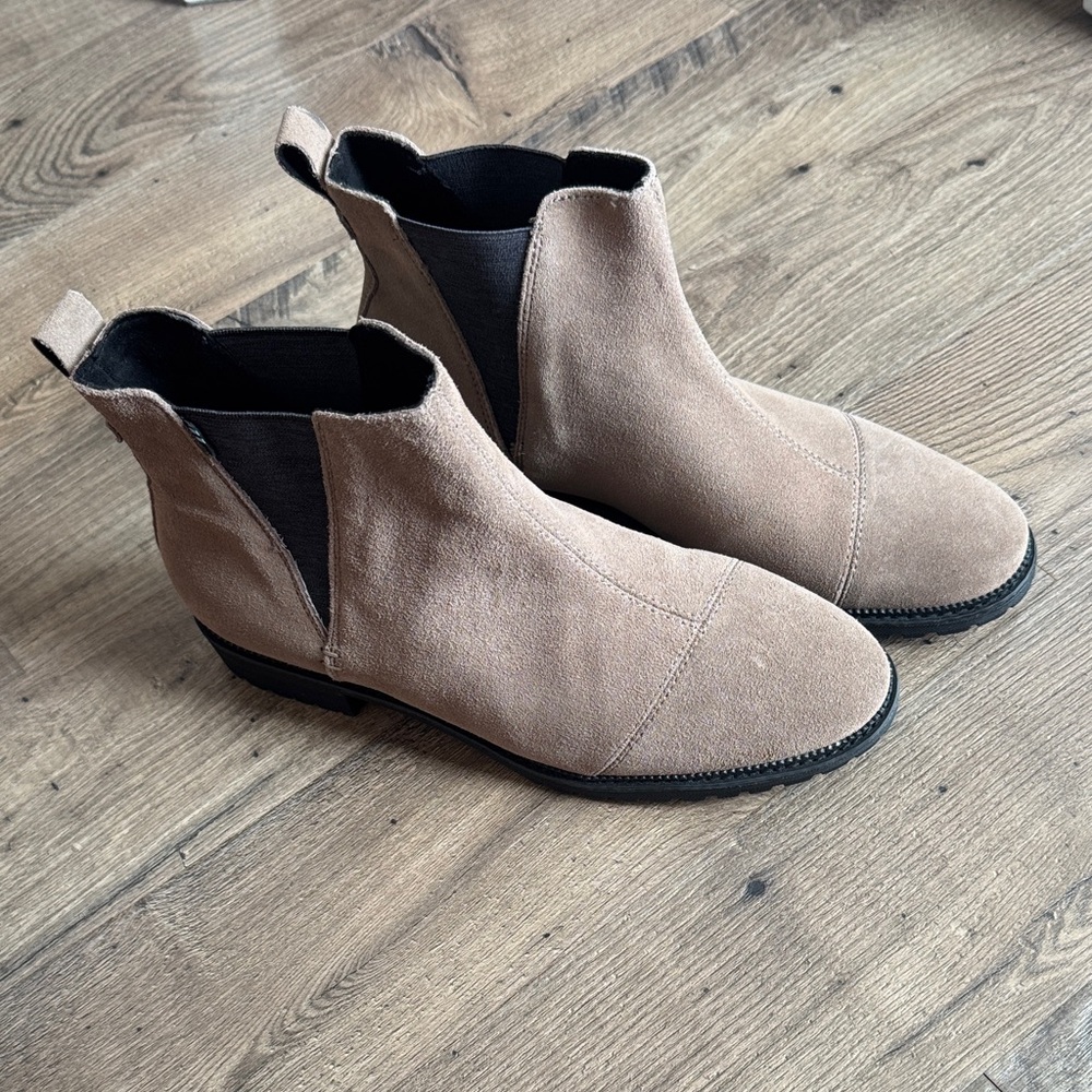 Tom’s Cleo Ankle Boots Women’s Size 10 Pull On Stretch Sides Suede NWOT
